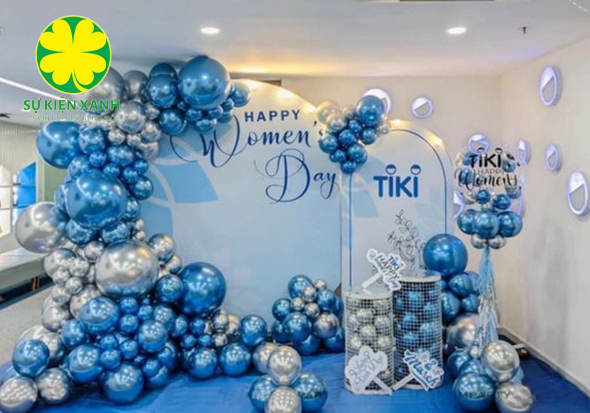 Giá dịch vụ trang trí 8/3 ưu đại: Chỉ từ 6,500,000 đồng/gói/sự kiện Giá cho thuê thiết bị, trang trí phục vụ trong ngày, lắp đặt thiết bị sự kiện nhanh chóng, đúng hẹn đã cam kết BÁO GIÁ DỊCH VỤ TRANG TRÍ 8/3 ĐÃ BAO GỒM Thực hiện trang trí Decor sự kiện 8/3 tại Hà Nộ theo yêu cầu Thi công trang trí sự kiện 8/3 tại Lâm Đồng đúng với thiết kế đã thỏa thuận Sáng tạo tạo hình trang trí sự kiện 8/3 đẹp hơn trong quá trình thực hiện (nếu có) Phụ kiện trang trí đầy đủ, mới, đúng kỷ thuật Đội ngũ trang trí 8/3 tại Lâm Đồng thực hiện giàu kinh nghiệm Đội ngũ lắp đặt và tháo dỡ nhanh chóng, không gây ảnh hưởng đến khách hàng. BÁO GIÁ DỊCH VỤ TRANG TRÍ 8/3 KHÔNG BAO GỒM: Thuế VAT 10% Bảo hành cháy nổ trong quá trình tổ chức sự kiện Dịch vụ vận chuyển tới nơi diễn ra sự kiện tại Lâm Đồng Bảo vệ quản lý, trông coi thiết bị âm thanh ánh sáng tại Lâm Đồng sau khi đã lắp đặt Âm thanh ánh sáng phát sinh tăng thêm số lượng và thời gian so với thỏa thuận của hợp đồng ĐIỀU KIỆN HỦY DỊCH VỤ TRANG TRÍ 8/3 Trường hợp hủy bỏ dịch vụ trang trí 8/3 tại Lâm Đồng từ Sự kiện Xanh: Nếu Sự Kiện Xanh không thực hiện được dịch vụ, công ty phải báo ngay cho khách hàng biết và thanh toán lại cho khách hàng toàn bộ số tiền mà khách hàng đã đóng trong vòng 3 ngày kể từ lúc chính thức thông báo hủy dịch vụ sự kiện bằng hình thức tiền mặt hoặc chuyển khoản. Trường hợp hủy bỏ dịch vụ trang trí 8.3 tại Lâm Đồng từ Quý khách hàng: Trong trường hợp không thể tiếp tục sử dụng dịch vụ, Quý khách phải thông báo cho Công ty bằng văn bản hoặc email (Không giải quyết các trường hợp liên hệ qua điện thoại). Đồng thời Quý khách vui lòng mang Biên bản đăng ký dịch vụ & biên lai đóng tiền đến văn phòng Sự Kiện Xanh để làm thủ tục hủy dịch vụ - Các trường hợp chuyển/ đổi dịch vụ: Công ty Sự Kiện Xanh sẽ căn cứ xem xét tình hình thực tế để tính phí và có mức hỗ trợ Quý khách hàng - Trường hợp hủy dịch vụ: Quý khách phải chịu chi phí hủy dịch vụ/ dịch vụ theo quy định của Sự Kiện Xanh và toàn bộ phí ngân hàng cho việc thanh toán trực tuyến. Phí phạt hủy được quy định như sau: - Ngay sau khi đặt cọc hoặc thanh toán hoặc trước 15 ngày: phí hủy 30% tiền dịch vụ. - Hủy 10 ngày trước ngày khởi hành: phí hủy 50% tiền dịch vụ. - Hủy 07 ngày trước ngày khởi hành: phí hủy 70% tiền dịch vụ - Hủy 05 ngày trước ngày khởi hành: phí hủy 100% tiền dịch vụ - Trường hợp quý khách đến trễ giờ khởi hành được tính là hủy 05 ngày trước ngày khởi hành. - Giai đoạn Lễ/Tết: không hoàn, không hủy, không đổi. - Việc huỷ bỏ dịch vụ phải được thông báo trực tiếp với Công ty hoặc qua fax, email, tin nhắn và phải được Công ty xác nhận. Việc huỷ bỏ bằng điện thoại không được chấp nhận. - Các ngày đặt cọc, thanh toán, huỷ và dời dịch vụ: không tính thứ 07, Chủ Nhật. - Đến ngày hẹn thanh toán 100% giá trị dịch vụ, nếu quý khách không thực hiện thanh toán đúng hạn và đúng số tiền, xem như quý khách tự ý hủy dịch vụ và mất hết số tiền đặt cọc giữ dịch vụ này HƯỚNG DẪN 3 CÁCH ĐẶT & THANH TOÁN DỊCH VỤ SỰ KIỆN NÀY: CÁCH 1: Trước khi Quý khách thanh toán Online trên webiste: www.tochucsukienxanh.com xin vui lòng gọi điện số Hotline: 0989313339 để xác nhận lại dịch vụ trước khi thanh toán trực tuyến cho công ty. CÁCH 2: Quý khách có thể đến trực tiếp Công ty, trao đổi tư vấn, nhận biên bản xác nhận dịch vụ tư vấn này. Sau đó tiến hành thanh toán Chuyển khoản Ebanking vào Tài khoản của Công ty Sự Kiện Xanh quy định. Sau khi thanh toán, vui lòng gọi tới số 0989313339 để xác nhận lại khoản tiền dịch vụ đã thanh toán một lần nữa để đảm bảo an toàn và xác thực. CÁCH 3: Vui lòng gọi điện tới số Hotline 0837333335 hoặc 0989313339 để xác nhận tình trạng của dịch vụ sự kiện. Nếu còn dịch vụ, Sự Kiện Xanh sẽ gửi thông tin qua email/điện thoại của Quý khách để xác nhận dịch vụ và cung cấp tài khoản của Công ty để Quý khách hoàn toàn yên tâm tiến hành thanh toán dịch vụ sự kiện cần đặt. LIÊN HỆ ĐẶT DỊCH VỤ SỰ KIỆN TRÊN Hotline Zalo/ Viber/ Whatapp: 0989313339 - 0988262616 Email: vietgreenmedia@gmail.com ; info@tochucsukienxanh.com ; info@vietgreenmedia.com ; vietgreenmedia@outlook.com để được tư vấn chi tiết Website: www.tochucsukienxanh.com | www.vietgreenmedia.com | www.tochuchoithao.com TAG: Dịch vụ trang trí 8/3 tại Lâm Đồng, Trang trí sự kiện 8/3 tại Lâm Đồng, Sự kiện Xanh, Viet Green Media, Dịch vụ trang trí Ngày 8/3 tại Lâm Đồng DỊCH VỤ SỰ KIỆN MỚI: Cho thuê màn hình Led tại Hồ Chí Minh giá rẻ Dịch vụ tổ chức sự kiện 8/3 trọn gói tại Hà Nội