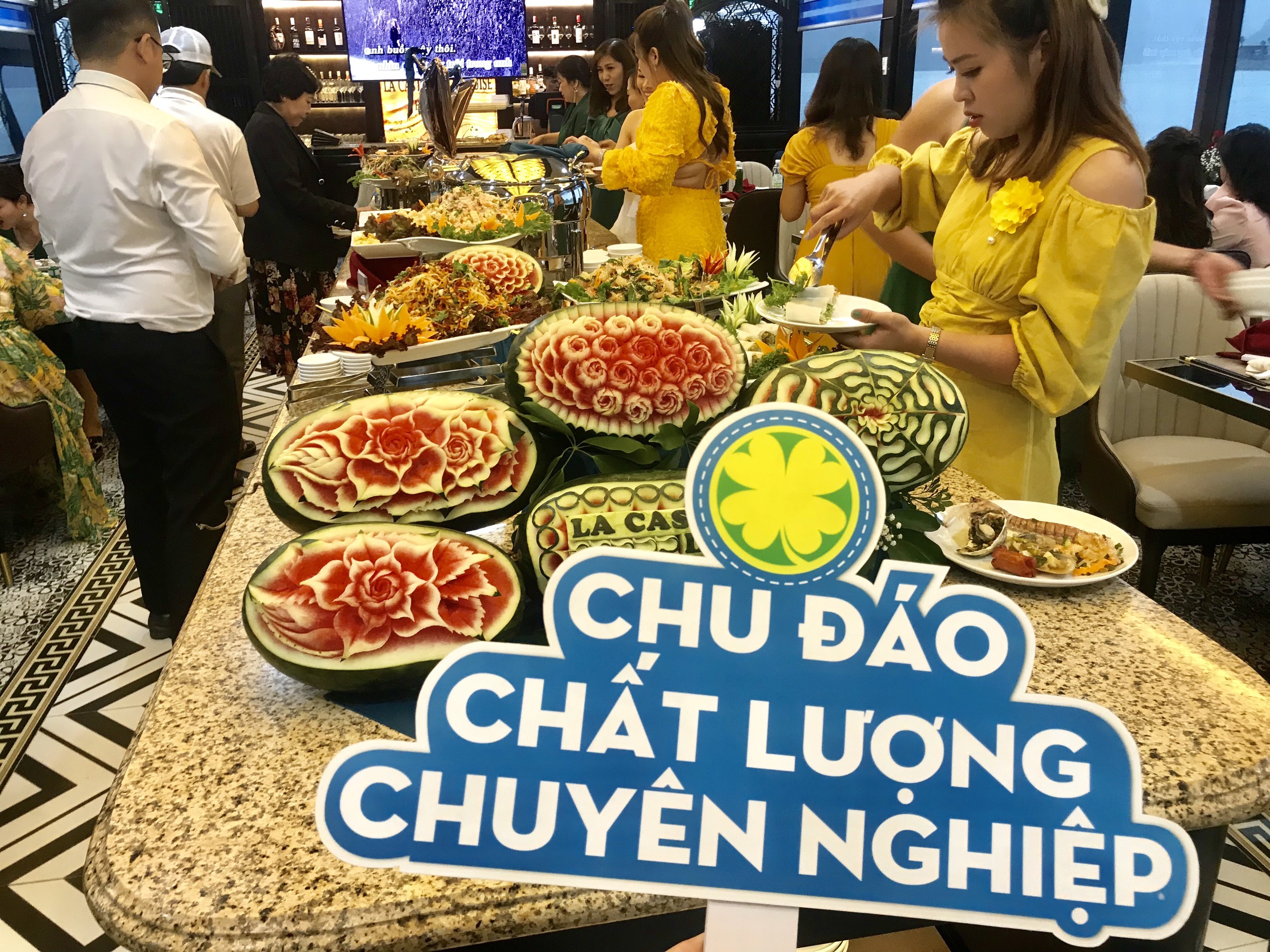 Chuẩn bị bữa trưa cho khách